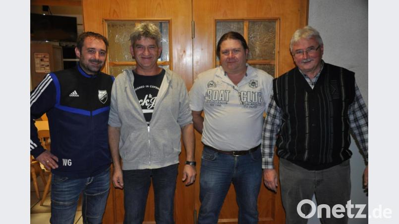 SV-Vorsitzender Wolfgang Groß gratulierte den drei Erstplatzierten Albert Deubzer, Uwe Geisler und Hermann Kern (von links). Bild: ak