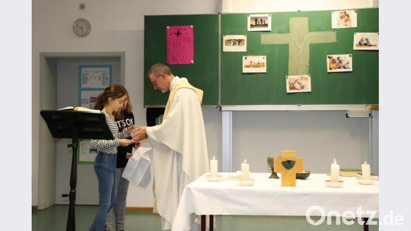 Einen Klassenzimmergottesdienst feierten die sechsten Klassen der Mädchenrealschule der Zisterzienserinnen zusammen mit Pfarrer Thomas Vogl. Bild: Mädchenrealschule Waldsassen/exb