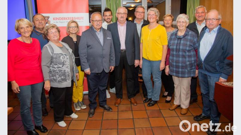 Für die Kinderkrebshilfe Nordoberpfalz engagieren sich (von links) Jutta Harbig, Georg Heigl, Helene Rolle, Waltraud Wagner, Andreas Steinl, Enrico Gradl, Hartmut Ordnung, Gunda Hagn, Petra Troppmann, Martha Binner und Karl Bärnklau. Bild: hwk