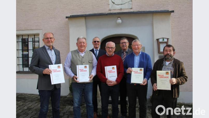 Bundesvorsitzender Albrecht Kiesner (Dritter von links) und Kreisvorsitzender Norbert Lempa (Dritter von rechts) ehrten langjährige Mitglieder im Bundeswehrverband. Für 50, 40 und 25 Jahre sind (mit Urkunde von links) Johann Mörtl, Peter Späth, Georg Blödt, Hans Schmidt und Armin Joscht. Bild: frd