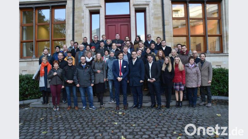 Freunde aus der ganzen Oberpfalz empfing MdEP Christian Doleschal (Sechster von rechts) vor der "Bayerischen Botschaft" in Brüssel. Bild: hcz