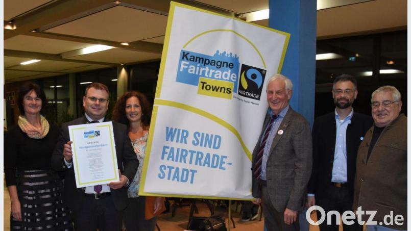 Windischeschenbach ist Fair-Trade-Stadt. Ehrenbotschafter Manfred Holz (Dritter von rechts) überreicht Bürgermeister Karlheinz Budnik (Zweiter von links), dem Initiator Alexander Herzner (Zweiter von rechts) und den Mitgliedern der Steuerungsgruppe die Urkunde. Bild: Lowak