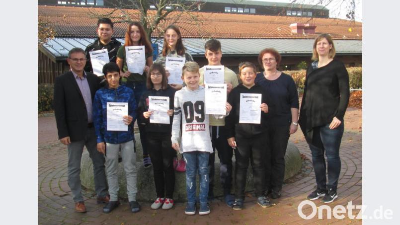 Mittelschulrektor Hubert Reil (links) freut sich, dass sich wieder acht Schüler der Pfalzgraf-Friedrich-Mittelschule zu Streitschlichtern ausbilden ließen. Bild: dob