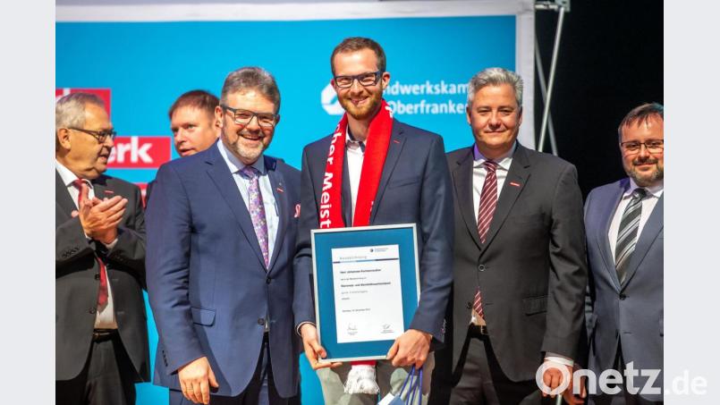 Johannes Kuchenreuther aus Waldershof (Zweiter von links) hat die Prüfung zum Steinmetzmeister bestanden. Beim Festakt in Bamberg gratulierten von der Handwerkskammer unter anderem Präsident Thomas Zimmer (links) sowie die Vizepräsidenten Harald Sattler und Matthias Graßmann (von rechts). Bild: Frank Wunderatsch/exb