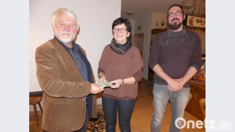 Als Beitrag zum Wiederaufbau von Bhaktapur übergibt Monika Stopfer im Namen des Katholischen Frauenbundes an Martin Kohl (links) und Robert Neuber eine Spende von 200 Euro. Bild: rn