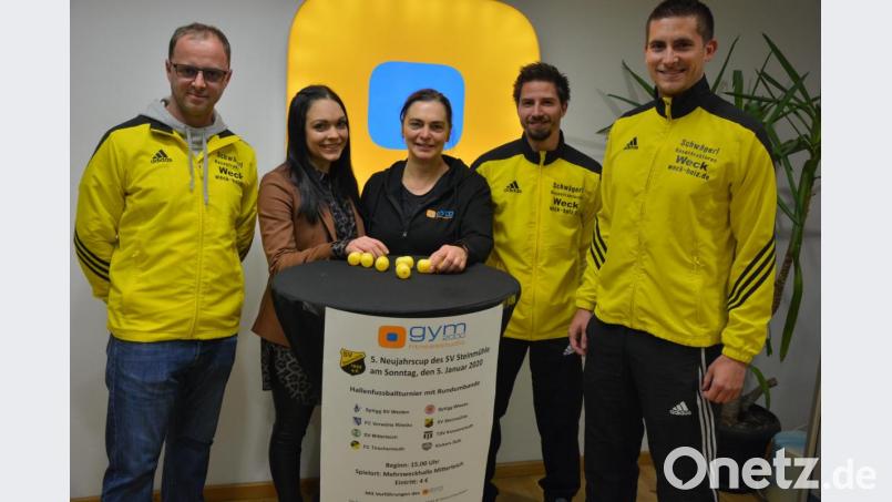 Für die fünfte Auflage des Hallenfußballturniers um den Neujahrscup am 5. Januar 2020 in der Mitterteicher Mehrzweckhalle wurden die Gruppen ausgelost. Von links: Turnierleiter Markus Thoma, Glücksfee Johanna Lindner, Gym-2000-Leiterin Bettina Lindner, Tobias Santl und Thomas Faltenbacher vom Organisationsteam des SV Steinmühle. Bild: jr