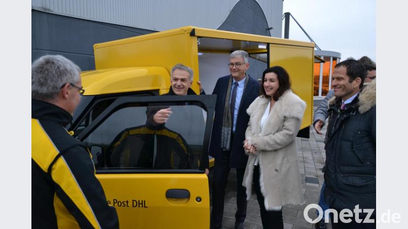 Digital-Staatsministerin Dorothee Bär schaute bei ihrem Besuch in Mitterteich auch beim Zustellstützpunkt der Deutsche Post DHL vorbei. Niederlassungsleiter Stefan Friedl (Dritter von links) stellte die neuen Street-Scooter-Modelle vor. Bild: rti
