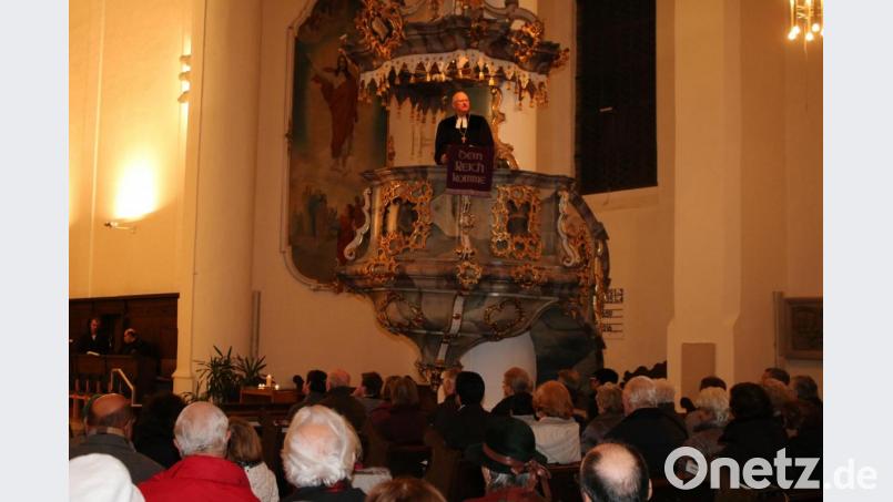 Regionalbischof Klaus Stiegler predigt von der Kanzel in der St.-Michaels-Kirche. Bild: sne
