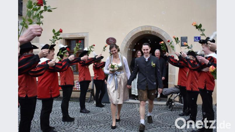 Der Spielmannszug Grafenwöhr steht Spalier, als das frisch getraute Paar Christina und Philipp Groll das Rathaus in Grafenwöhr verlassen. Bild: rgr