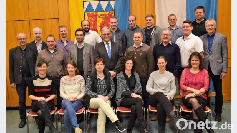 Die Kandidaten der CSU-Gemeinderatsliste mit Bürgermeister Josef Hammer (zweite Reihe Vierter von links) als Bürgermeisterkandidat wollen Irchenrieth in weitere sechs erfolgreiche Jahre führen. Bild: fz