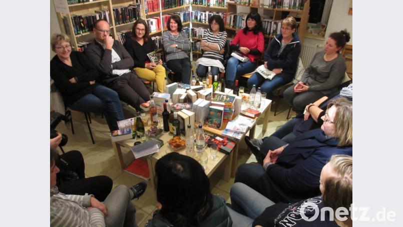 Eine große Runde hatte sich im Romanzimmer eingefunden, um die Neuerwerbungen der Bücherei und lesenswerte Bücher kennenzulernen. Bild: rpp