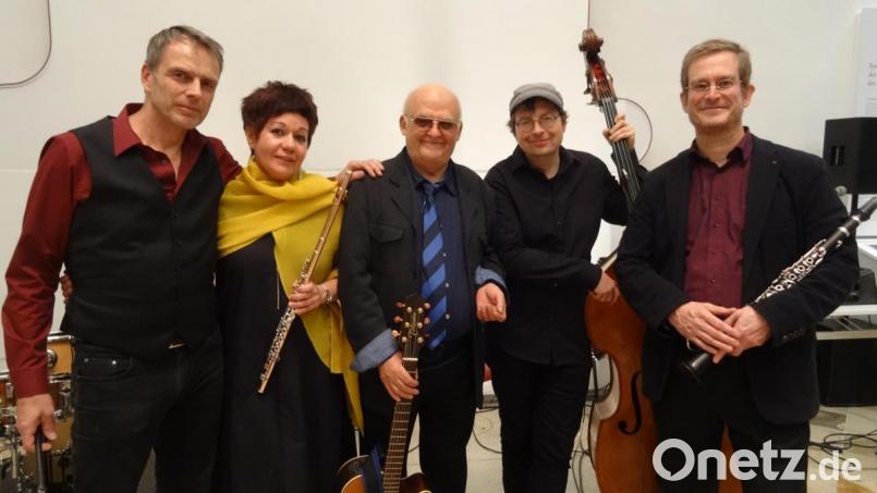 Ein besonderes Klangerlebnis bot die Gruppe Massel Tov in der alten Synagoge (von links): Harald Starken, Tatjana Mischenko, Zarko Mrdjanov, Steffen Müller und Florian Ewald. Bild: hka