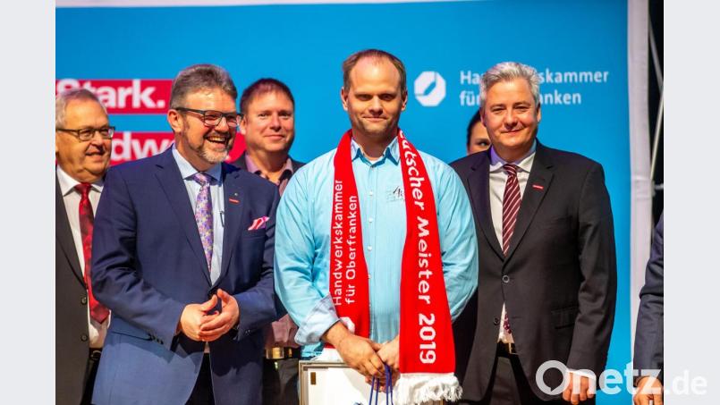 Manuel Meier, Elektromeister aus Tirschenreuth (Zweiter von rechts). Bild: Frank Wunderatsch/exb