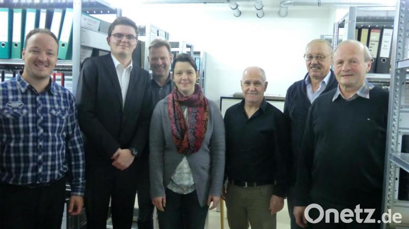 Tobias Basler, David Austermann und Bürgermeister Alwin Märkl freuen sich über das Interesse von Beate Schießlbauer, Alfons Wanninger, Gerhard Schulze und Albert Daucher (von links) an der ehrenamtlichen Mitarbeit im Archiv. Bild: Melissa Lobenhofer