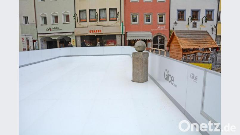 Mitten in der Weihnachtsmarkt-Kunsteisbahn steht eine Erinnerungstafel an den Stadtbach aus Granit. Bild: Gabi Schönberger