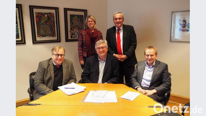 Manfred Weiß (sitzend, Mitte) wird als neuer Integrationslotse vorgestellt. Mit dabei (sitzend, von links) Sozialdezernent Wolfgang Hohlmeier, Diakonie-Vorstand Karl Rühl und (stehend) Bildungsmanagerin Julia Lenhart sowie Oberbürgermeister Kurt Seggewiß. Bild: Bühner