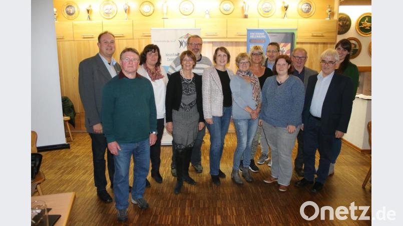 Vertreter von Politik, Verwaltung, Jugendorganisationen und des Kreisjugendrings freuen sich über ein erfolgreiches Jahr und ein breites Angebot des Jugendrings. Bild: sne