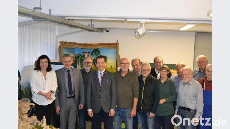 Ein Gruppenbild mit Digital-Staatsministerin Dorothee Bär und den Schnitzern, die momentan die Krippenausstellung aufbauen, durfte nicht fehlen. Bild: rti