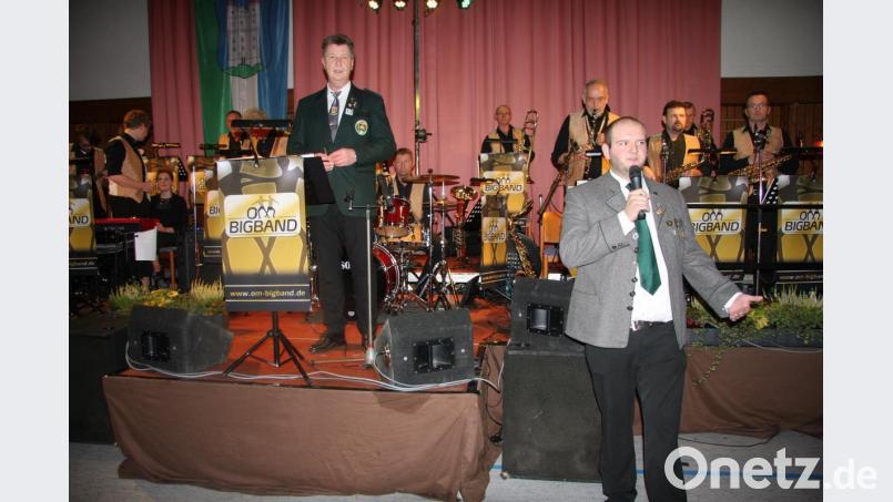 Den Abend eröffneten Florian Greil und Manfred Zölch (von rechts). Musikalisch gestaltet wurde der Gauschützenball von der &quot;OM-Bigband&quot;. Bild: wro