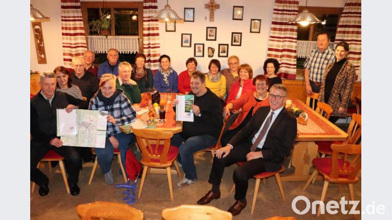 Sorgen gemeinsam mit Franz Stahl (vorne), Rudolf Ehstand und Stefanie Süß (rechts, stehend) für gut ausgeschilderte und sichere Wanderwege: Klaus Müller, Sabine Müller, Peter Schön, Bernd Körner, Martina Sötje, Reinhard Kinle, Reinhard Fehr, Brigitte Hartmann, Petra Zimmert, Luzia Weiß, Erich Sellner, Maria Singer, Christa Gleißner, Monika Sladky, Heidi Körner und Eva-Maria Gebhardt-Wittke (von links). Nicht im Bild: Hubert Brech, Günther Walter und Franz Josef Lang. Bild: Stadt Tirschenreuth, M. Streich/exb