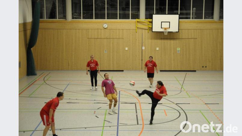 Beim Fußballtennis sind Taktik, Ballgefühl und Beweglichkeit gefordert. Die RSG-Spieler treffen sich jeden Donnerstag in der Sporthalle der Luitpoldschule zum Training Bild: Hartl