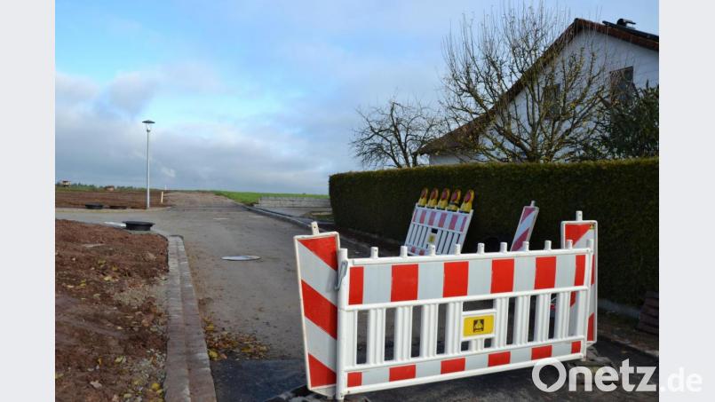 Mit dem Auto kommt Rosa Hey schon länger nicht mehr in ihre Hofeinfahrt. Auch zu Fuß war das eine Zeit lang nicht möglich. Der Grund: eine große Baustelle direkt vor ihrem Grundstück. Bild: Anne Wiesnet