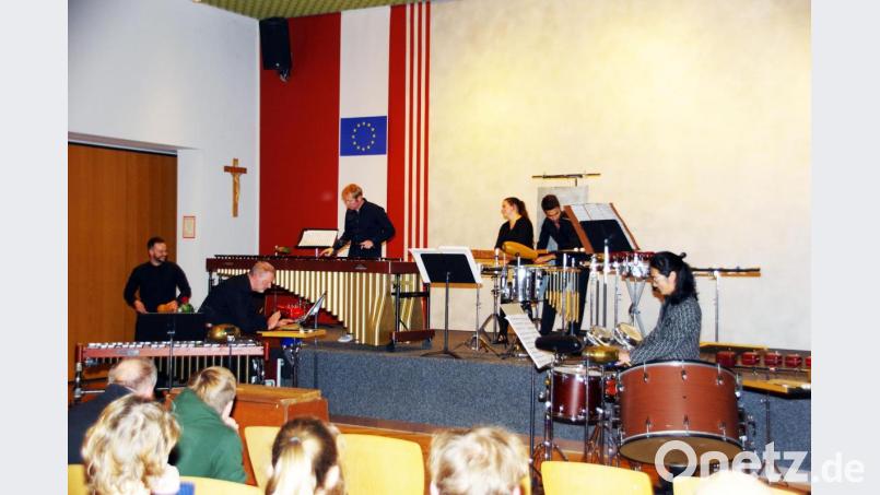 Prof. Szarek und Dozent Schmidt mit dem Nürnberger Percussion Ensemble Bild: müb