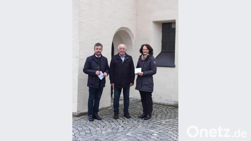 Hermann Frischholz (Mitte) überreicht an Bernhard Meiler (links), Pilgerführer der Altöttingwallfahrt, und an die Verantwortliche der Maria-Kulm-Wallfahrt, Christine Schwab (Rechts) eine Spende, die er sich von seinen Geburtstagsgästen anstatt von Geschenken erbeten hatte. Frischholz stockt den Betrag auf, damit ein runder Betrag zustande kommt. Bild: hme