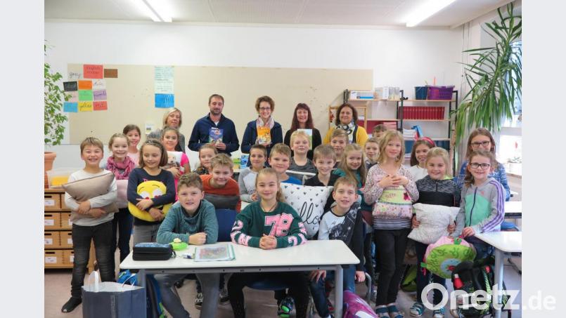 Rektorin Christiane Böhm (hinten links) bedankte sich bei den vier Vorlesern Sieglinde Lorenz, Gabi Scharf, Iris Abramowski und Wolfgang Groß (hinten von rechts). Bild: jzk