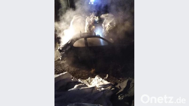 Die Feuerwehrleute löschten den Autobrand. Bild: Feuerwehr Groschlattengrün