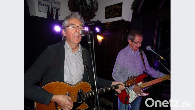 Als Lehrer längst pensioniert und noch immer als Rockmusiker unterwegs: 
Werner Schlenzig (links) und Bernd Stief, vor fünf Jahrzehnten in der ersten Reihe von Ambergs Gitarristen und von daher Garanten bis heute für ein mit ihnen altersmäßig gereiftes Publikum. Bild: Houschka