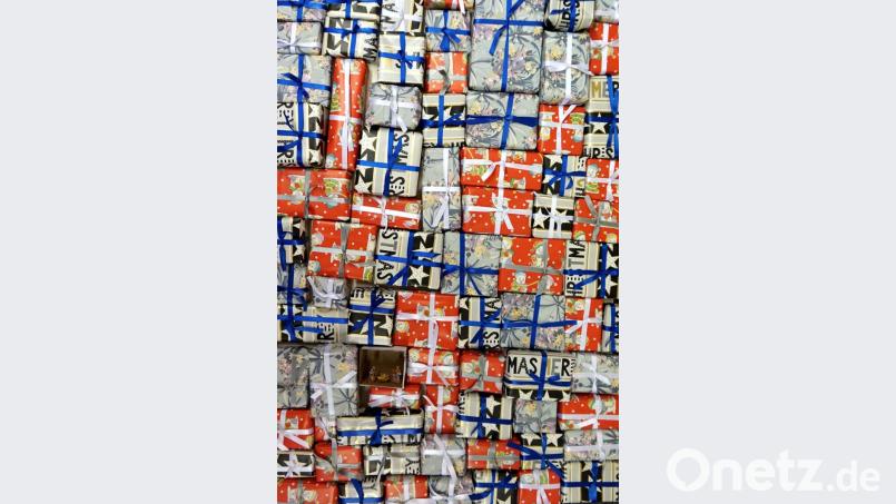 Das Bild „Botschaft III“ von Gerd Seidel zeigt zahllose Geschenke. Inmitten vieler bunten Päckchen versteckt sich eine Krippendarstellung. Bild: exb