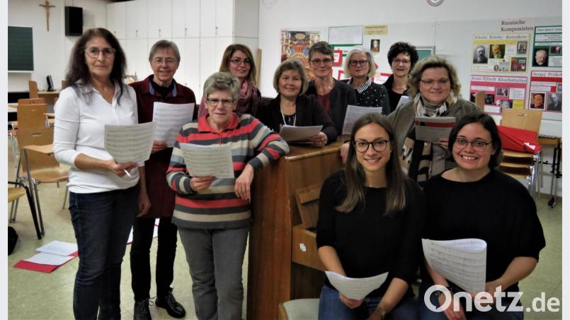 Das Ensemble Kreuzer unter Leitung von Kirchenmusikerin und Chorleiterin Brigitte Kreuzer (Zweite von rechts) ist am 22. Dezember in der Fockenfelder Schlosskapelle zu hören. Bild: ubb