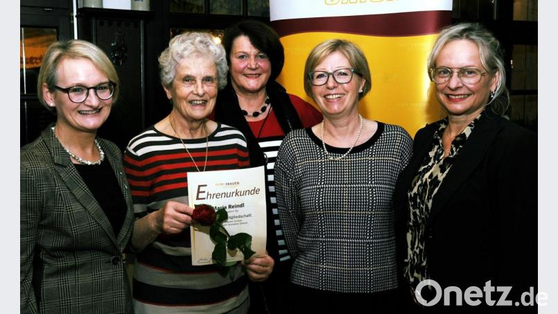 Mitgliederehrung bei der Frauenunion Amberg. Unser Bild zeigt (von links.) FU-Vorsitzende Susanne Herding, Maria Reindl, Marianne Radde-Kneißl, Gertraud Neiswirth und die CSU-Kreisvorsitzender Michaela Frauendorfer. Bild: gf