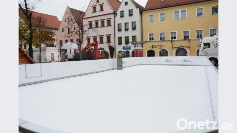 Mitten in der Weihnachtsmarkt-Kunsteisbahn steht eine Erinnerungstafel an den Stadtbach aus Granit. Bild: Gabi Schönberger