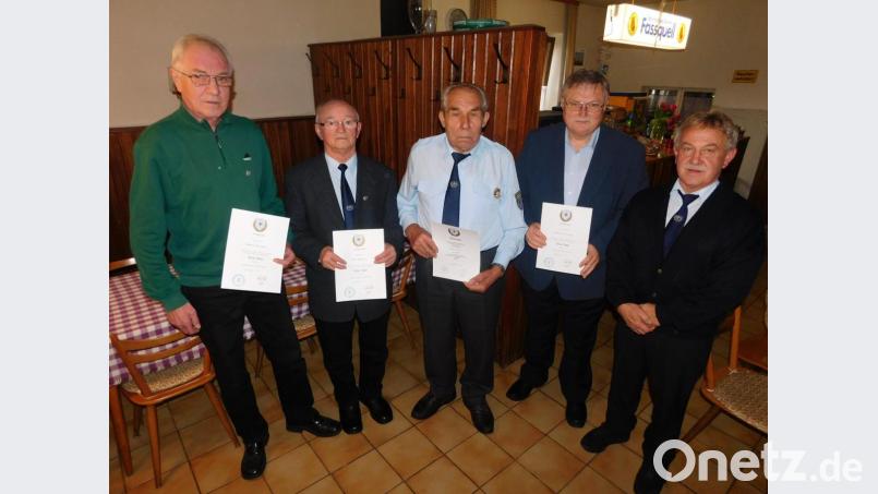 Das Bild zeigt die Geehrten: (von links) Hubert Brendel (40 Jahre), Hans Küffner (60 Jahre), Fahnenträger Hans Zobel und Bürgermeister Manfred Porsch (25 Jahre). Vorsitzender Manfred Kauper gratulierte den Mitgliedern. Bild: hai