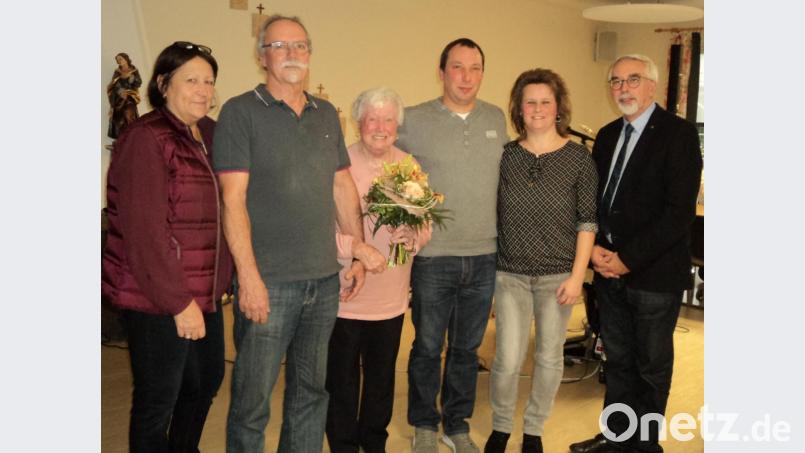Die Jubilarin Rosa Fohringer (Mitte) mit Bürgermeister Manfred Rodde (rechts) und weiteren Gratulanten. Bild: ksi