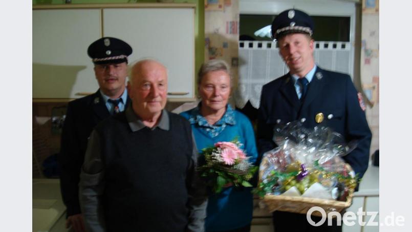 Jubilar Volkmar Friedl (Zweiter von links) zusammen mit (links) Zweitem Vorstand Stefan Gleißner sowie Siglinde Friedl und Vorstand Christian Weigl (rechts). Bild: exb