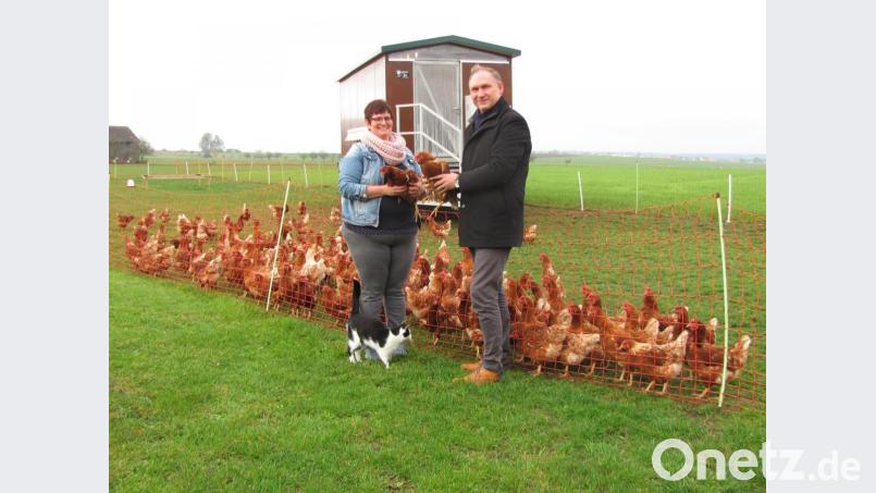 Kathrin Ziegler (links) freut sich, dass sie endlich ihre Idee realisieren kann. Bürgermeister Richard Kamerer (rechts) besichtigt das Hühnermobil und lobt Ziegler und ihren Mann für ihr Engagement in der Landwirtschaft. Bild: sei