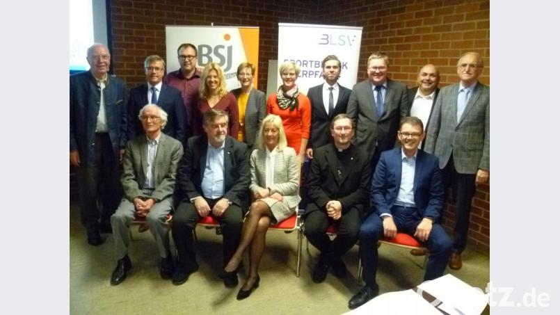 Ehrungen durch den BLSV. Stehend von links Rudi Stepper (Ehren-Kreisvorsitzender), Klaus Herne (stellvertretender Kreisvorsitzender), Christian Schrott (Kassier), Eveline Süß (Schriftführerin), Angelika Hiltner (Frauensport), Barbara Hernes (Seniorensport), Stefan Mühleisen (Vereinsmanager), OB Michael Cerny, Thomas Gebele (Kreisvorsitzender) und Josef Lobenhofer (Ehren-Bezirksvorsitzender). Vorne sitzend von links die Geehrten: Bernhard Saurenbach, Werner Guzik, Bärbel Ströhl, Pfarrvikar Christian Preitschaft und Andreas Reindl. Bild: usc