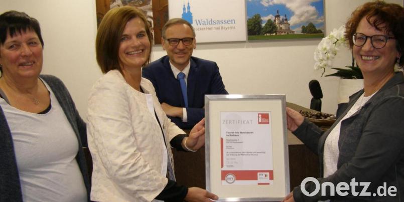 Inge Frank und Monika Sommer (rechts) von der Tourist-Info freuen sich, dass es mit der Neuauflage der Zertifizierung geklappt hat. Links die Sachgebietsleiterin im Rathaus, Beatrix Rustler. Hinter der Theke Bürgermeister Bernd Sommer. Bild: pz