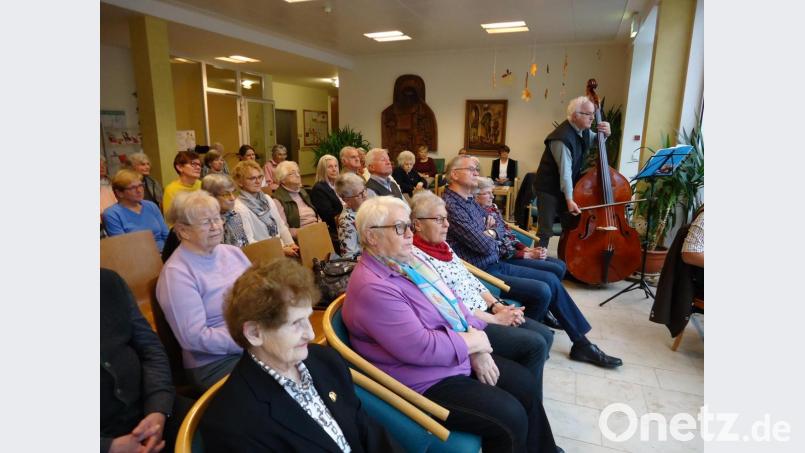 Die Zuhörer sind beeindruckt von der musikalischen Gestaltung des Gottesdienstes im Caritas Altenheim in der Friedlandstraße Bild: Nicole Koller