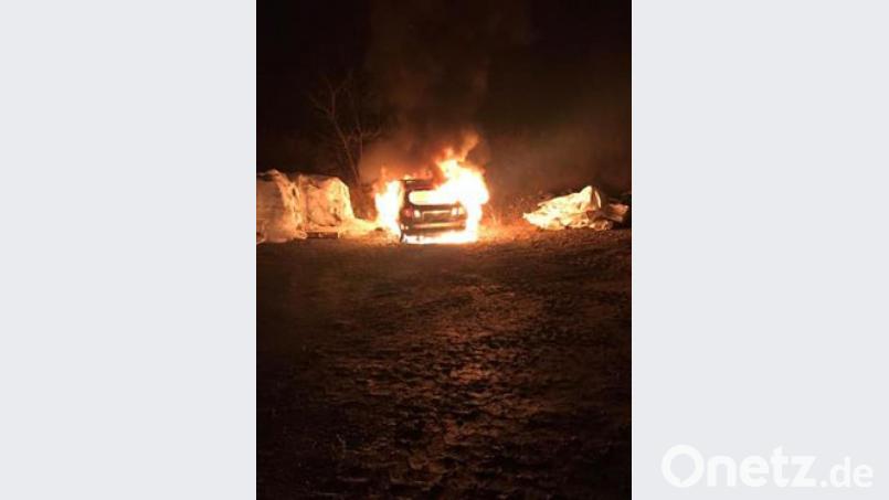 Das Auto auf dem Bauhof brannte komplett aus. Bild: Feuerwehr Groschlattengrün