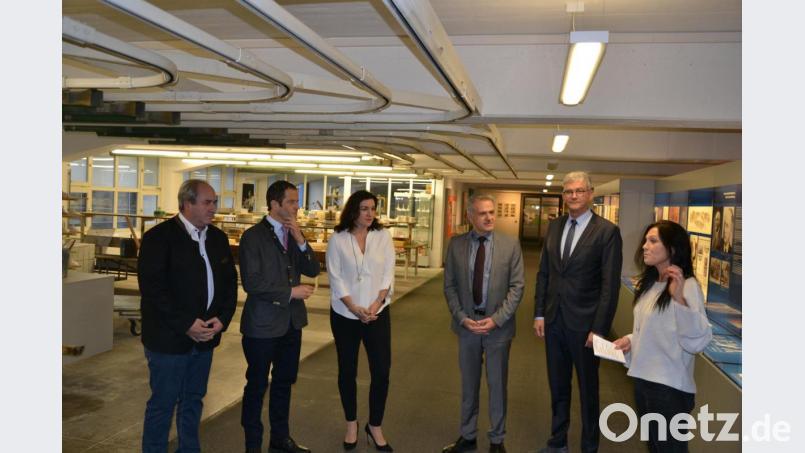 Marion Papsch vom Museumsteam (links) und Bürgermeister Roland Grillmeier (Dritter von rechts) stellten Digital-Staatsministerin Dorothee Bär (Dritte von links) das Mitterteicher Museum vor. Bild: rti