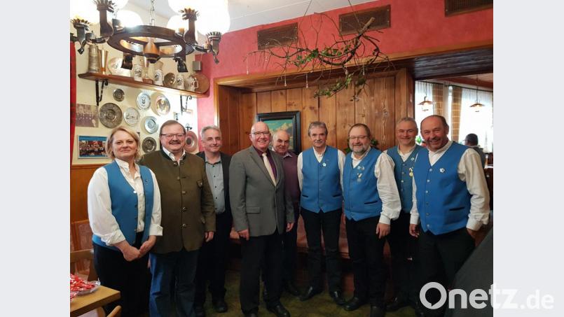 Für 55 Jahre aktives Musizieren wurden Mitglieder der Stadt- und Jugendblaskapelle &quot;Grenzlandbuam&quot; bei der Jahresversammlung ausgezeichnet. Im Bild (von links): Vorsitzende Karin Ockl, Bürgermeister Alfred Stier Alfred, der Kreisvorsitzender des Nordbayerischen Musikbundes, Alexander Riedl, Bezirksvorsitzender Gerhard Engel, Hans Kraus, Siegfried Kumeth, Franz Fichtner, Dirigent Günther Freundl und Ludwig Zandt. Bild: exb