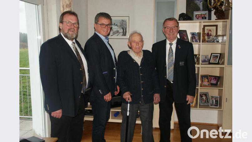 Auch Bürgermeister Martin Birner (Zweiter von links) gratulierte Josef Becher zu dessen 95. Geburtstag. Bild: agr