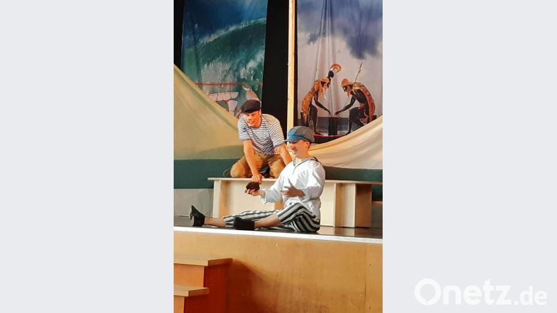 Dem Schauspielensemble der Werkbühne München gelang es bei seinem Gastspiel am Nabburger Gymnasium auf beeindruckende Weise, das homerische Epos der Odyssee altersgemäß in die Gegenwart zu übertragen und die Figuren mit Leben zu füllen. Die Schüler bedankten sich dafür mit einem langen und begeisterten Abschlussapplaus. Bild: exb