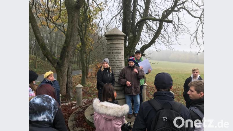 Großes Interesse und Betroffenheit sind spürbar, als Ferdinand Zwerenz an der Böttersäule von seinem Schicksal berichtet. Alles wird von Marketa Ceckova aus Stribro übersetzt. Bild: cr