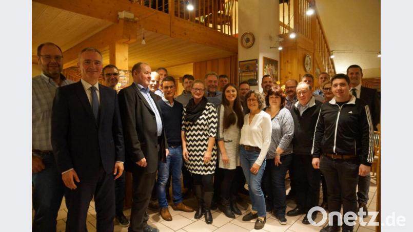 Nominierte Kandidaten mit Bürgermeister Roman Berr (ganz rechts), Zweiter Bürgermeisterin Lydia Zahner (Zehnte von rechts), Landtagsabgeordnetem Harald Schwartz (Zweiter von links) sowie Ortsvorsitzendem Klaus Strobel (Vierter von links), Peter Achatzi (Dritter von links) und Horst Embacher (Sechster von rechts). Bild: sre