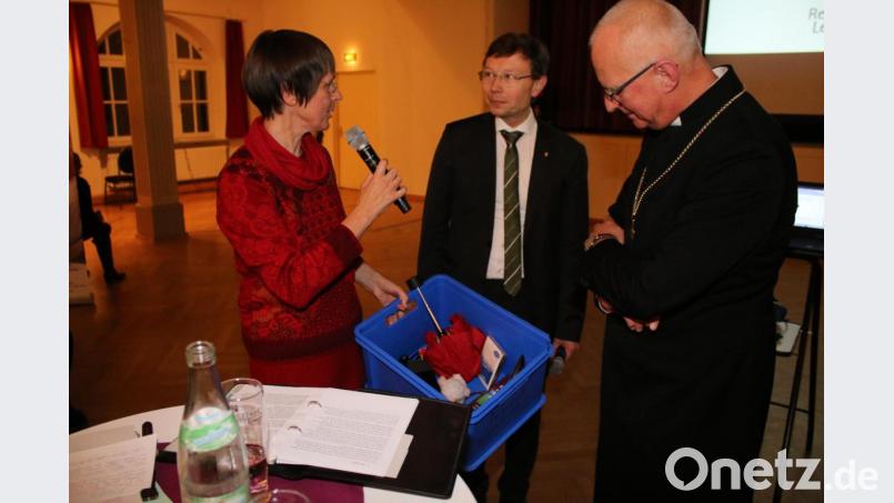 Regionalbischof Klaus Stiegler und Dekan Wenrich Slenczka diskutierten unter der Moderation von Öffentlichkeitsreferentin Susanne Götte über ihre Vision der Kirche der Zukunft. Bild: sne